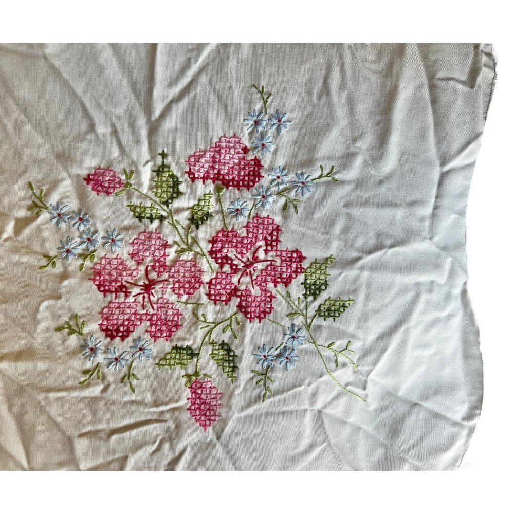 Beige Floral Embroidered Tablecloth 67" X 49" Pink & Blue Cross-Stitch VTG - Picture 4 of 13